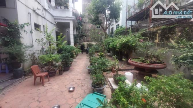 Cực phẩm Nguyễn Văn Cừ - Long Biên DT 278/400 m2 x 4 tầng Mt 16.8 m   Giá 28 tỷ - 2