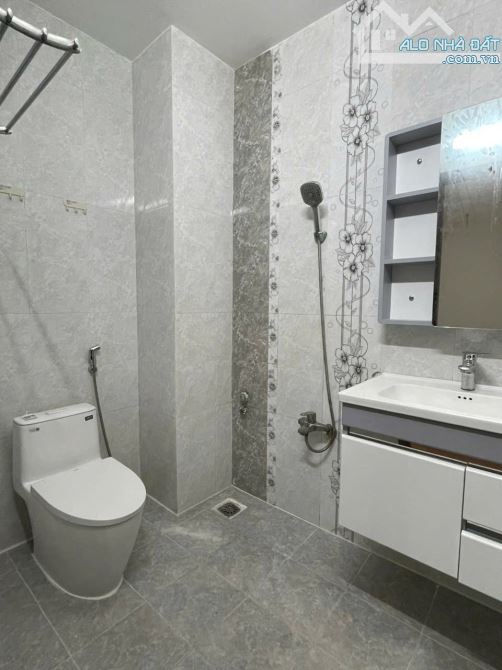 NHÀ 1 TRỆT 3 LẦU GẦN QUẢNG TRƯỜNG - P. THẮNG  LỢI.DT 4,7x21m.ĐÔNG NAM - 6