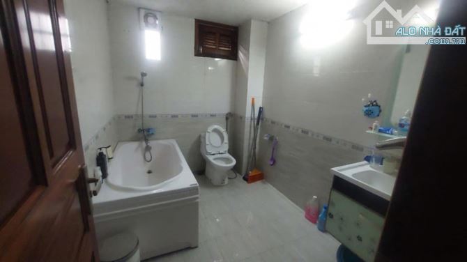 Cực phẩm Nguyễn Văn Cừ - Long Biên DT 278/400 m2 x 4 tầng Mt 16.8 m   Giá 28 tỷ - 8