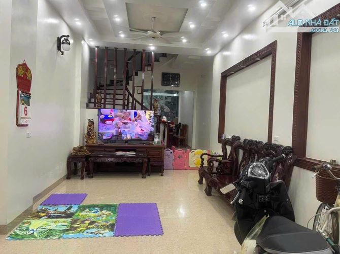 BÁN NHÀ 3 TẦNG DÂN XÂY MẶT ĐƯỜNG KHU BÃI VƯỢT