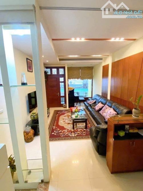 HÀNG HIẾM GẦN HỒ TÂY 81M2, 5T - PHÂN LÔ Ô TÔ - NHÀ ĐẸP TỰ XÂY - VÀI BƯỚC RA PHỐ GIÁ 17 TỶ