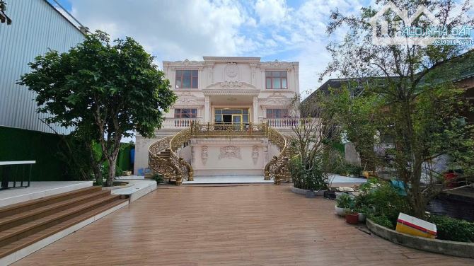 Biệt thự mặt tiền 6100m2 thổ cư. Nội thất gỗ xa hoa hiện đại