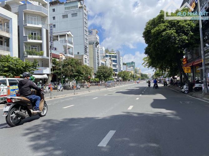 Bán nhà mt Nguyễn Văn Cừ. Dt: 8x18m. đang làm văn phòng. Giá 75 tỷ