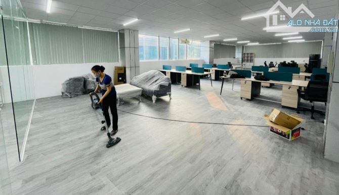 Cho thuê  tầng 1 làm cửa hàng, studio: 80m 18tr; 100m 30tr; 120m 35tr. Phố Bùi Thị Xuân - 15