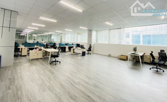 Cho thuê  tầng 1 làm cửa hàng, studio: 80m 18tr; 100m 30tr; 120m 35tr. Phố Bùi Thị Xuân - 3