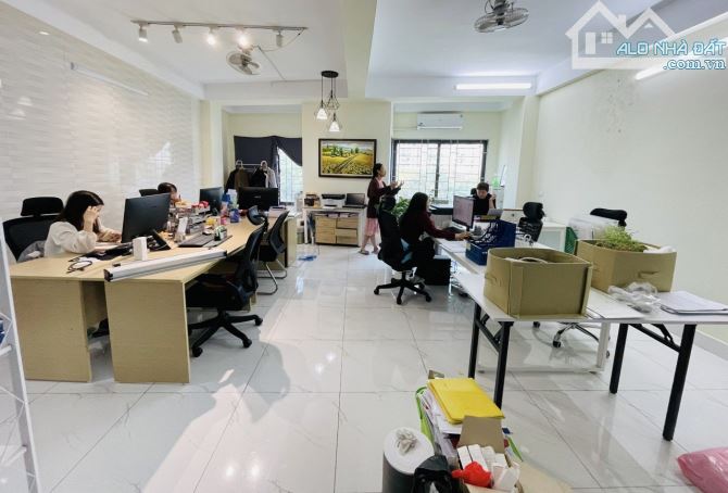 Cho thuê  tầng 1 làm cửa hàng, studio: 80m 18tr; 100m 30tr; 120m 35tr. Phố Bùi Thị Xuân - 6