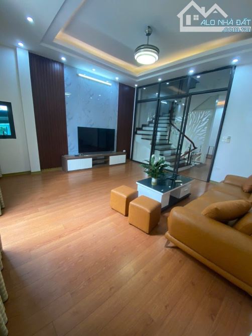 Trần Quốc Hoàn, | 52m² | 6 tầng | mt5m | Giá 12.6 tỷ - Phân lô ô tô tránh, kinh doanh đỉnh