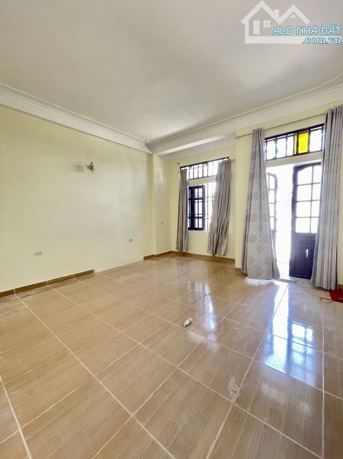Bán nhà dân xây 3 tầng còn chắc chắn đẹp ngõ sau một nhà mặt đường Tức Mạc - 3