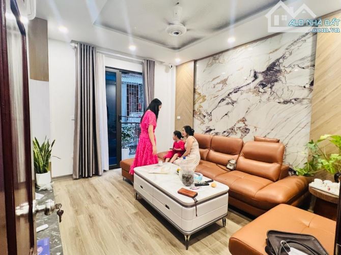 Hơn 13 Tỷ Nhà Cầu Giấy Ngõ Oto Thông DT 40M 5 Tầng Vị Trí Gần Phố Vừa Ở Vừa Kinh Doanh Tốt - 4