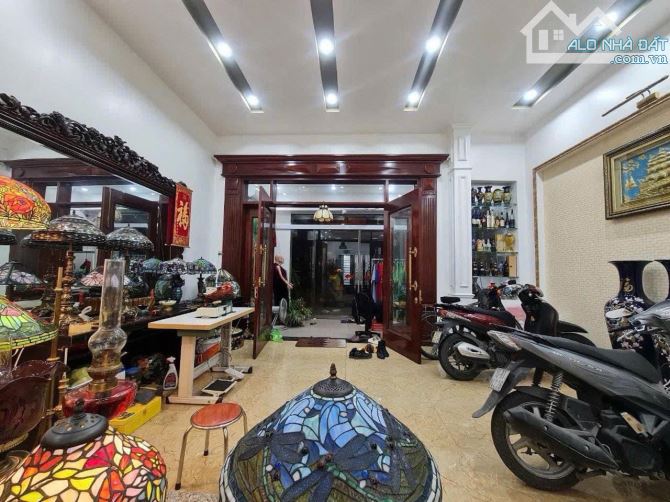 Bán nhà siêu đẹp mặt đường Nguyễn Tường Loan.112m2 3 tầng Mt 5,6m cực đẹp giá 7,3 tỷ tt