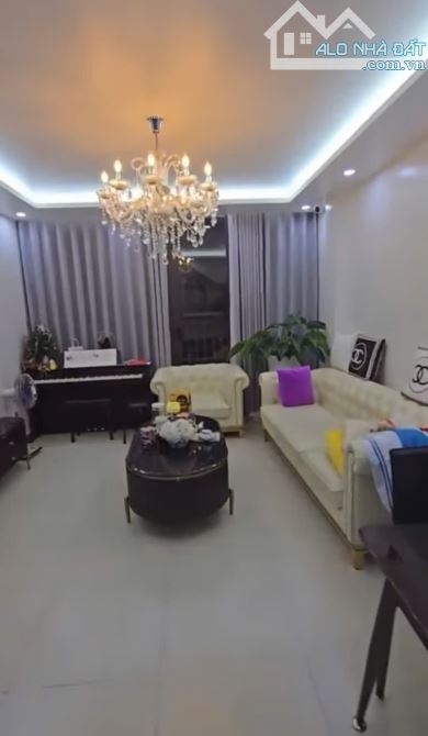 Bán nhà phố Nhuệ Giang , dt 45m2, 5t, mt 4m. Gia ban 10.7 tỷ. LH Huy Ông Địa - 1