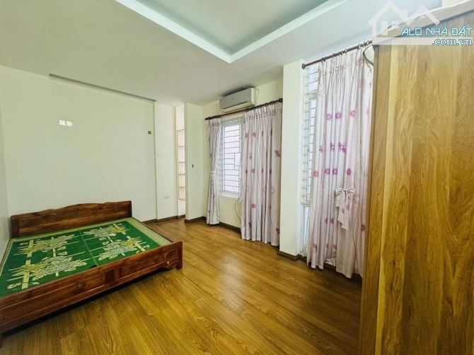 Bán nhà Đường Cầu Giấy - 35m2 - 6.480 tỷ - 5 tầng - gần oto - full nội thất - dân xây - 3