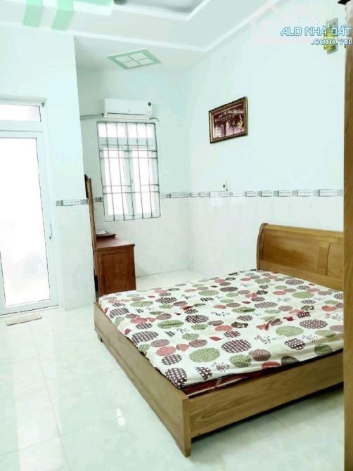 Bán nhà Tạ Quang Bửu, 45m2, sổ hồng riêng, ngang 4, 3 tầng, hẻm rộng, nhỉnh 4 tỷ - 4