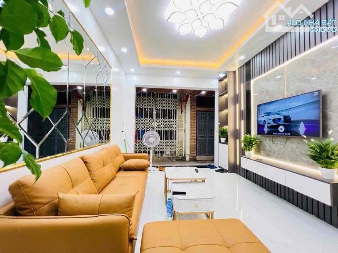 Nhà đẹp giá hiếm Hai Bà Trưng -  diện tích 43m2 - 5,25 tỷ-100m ra phố- tặng full nội thất