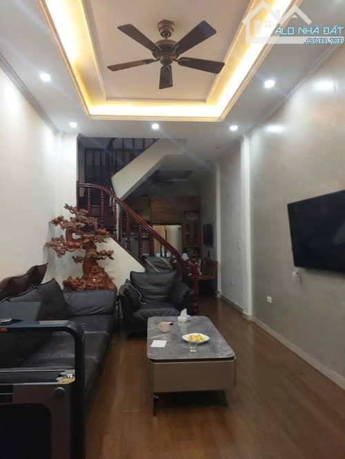 Nhà đẹp Hoàng Cầu- Ngõ Thông- KINH DOANH- 20M Ôtô Tránh. 43m² x5 Tầng- Mt 3.5m. Giá 8.3 Tỷ - 1