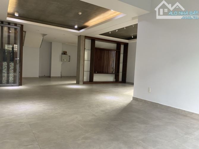 BIỆT THỰ CĂN GÓC Đ.762- HỒNG BÀNG- P1- Q.11 -DT: 7.5*13- 19 TỶ 6 - 2