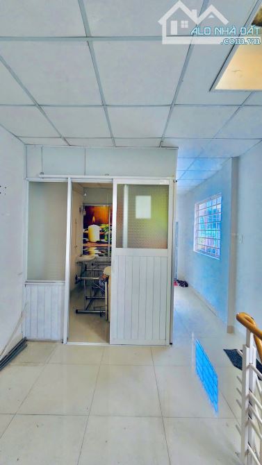 Nhà bán P.Tân Phong ngay GX Phúc Hải 64m2 nhà có lầu đường xe hơi giá 2,95 tỷ 3PN - 4