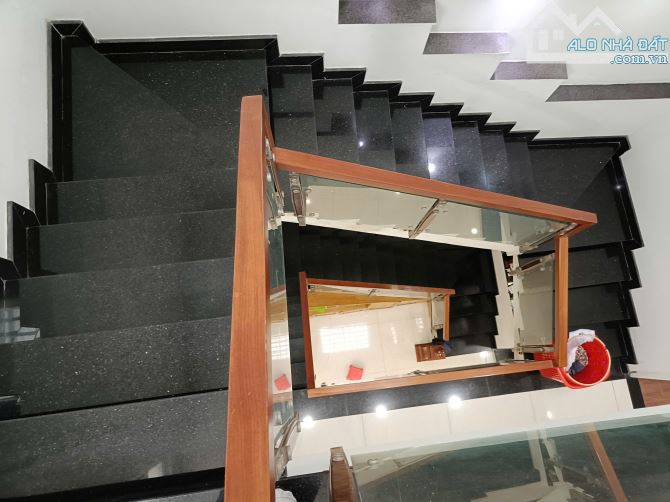 Cần tiền bán gấp nhà mới rất đẹp 95m2, 3 tầng, Lê Văn Thịnh, Quận 2, giá đầu tư - 5