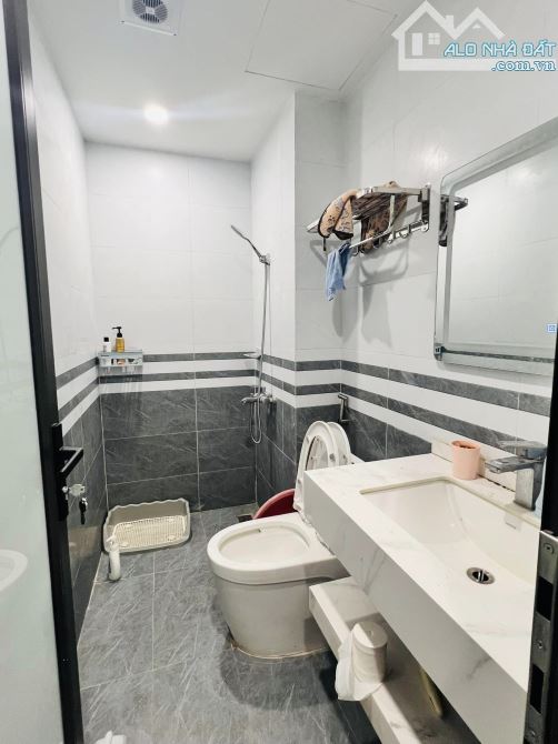 Phân Lô, Ngã 4 TRẦN THÁI TÔNG – NGUYỄN PHONG SẮC, 2 Thoáng Gara OTO 40m2, 5 Tầng, 13.5 tỷ - 6