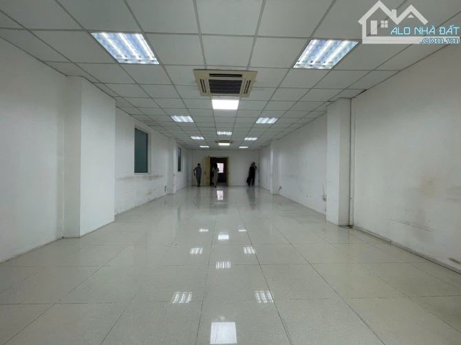 Cho thuê sàn văn phòng tầng 3 phố Trần Xuân Soạn 72m2, ngang 5.5m, giá chỉ 18 triệu