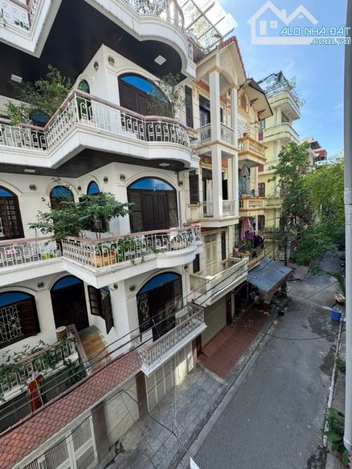 PHÂN LÔ. VỈA HÈ. Ô TÔ VÀO NHÀ.PHỐ KIM ĐỒNG. HOÀNG MAI. 45m. 4 TẦNG.MT 4M. GIÁ 11 TỶ NHỈNH.
