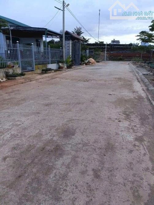 Đất 2 mặt tiền khu hành chính huyện. Hẻm đối diện trường lái Lạc Hồng. Nghĩa hiệp Đức trọn