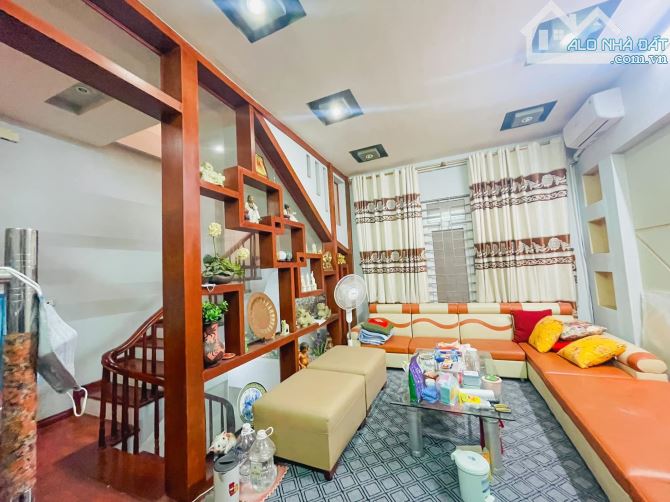 Bán nhà đẹp ở ngay Đường Láng, Đống Đa. DT50m, 5 tầng, MT5m6 Giá 10 tỷ - 2