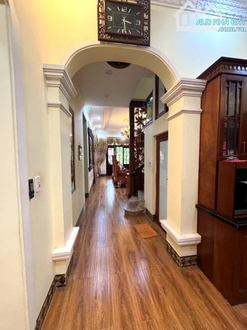Bán gấp biệt thự 324m2 Bát Khối-Tư Đình-Long Biên, ngay cầu Trần Hưng Đạo, chỉ 42 tỷ. - 2