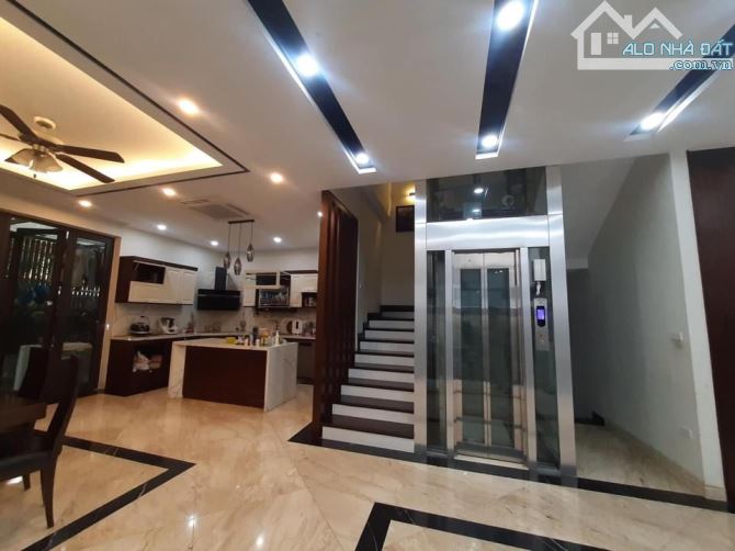 Bán nhà lô góc Nguyên Hồng trung tâm Quận Đống Đa - Hà Nội, 100m2 mặt tiền rộng 8m - 2