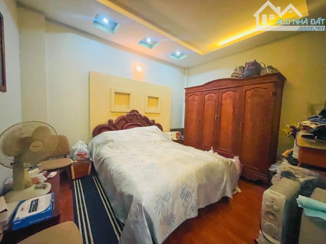 Bán nhà đẹp ở ngay Đường Láng, Đống Đa. DT50m, 5 tầng, MT5m6 Giá 10 tỷ - 5