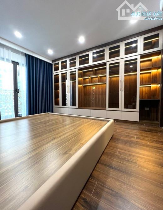 BÁN NHÀ PHỐ ĐI BỘ TRỊNH CÔNG SƠN_TÂY HỒ- MẶT NGÕ THÔNG KIA QUA CỔNG- 40Mx 6T- THANG MÁY