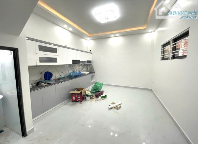 Chỉ hơn 2 tỷ xíu nhà 60,7m2 lô góc 3 tầng ngay trung tâm Sở Dầu Hồng Bàng, đường 2,4m.lh 0 - 5