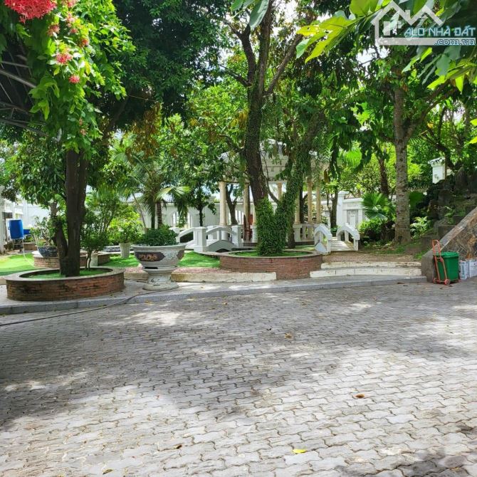 Mặt tiền Nguyễn Văn Cừ (khu biệt thự Cồn Khương), DT: 20m x 41.76m= 835m2, giá: 55 tỷ - 1