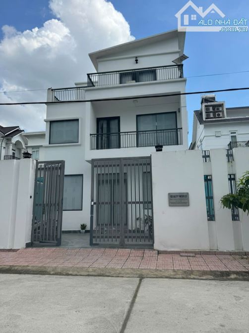 Bán Biệt Thự siêu vip 12x20m. Trệt+ 2 lầu. st. đường Nguyễn Hoàng, giảm 5 tỷ còn 39 tỷ