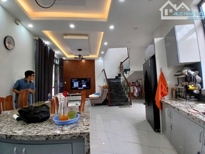 NHÀ ĐẸP HUỲNH TẤN PHÁT  NGANG 9M GẦN 90M2 3 TẦNG 4PN XE HƠI ĐẬU CỬA NGÀY ĐÊM Chỉ 5.3 TỶ