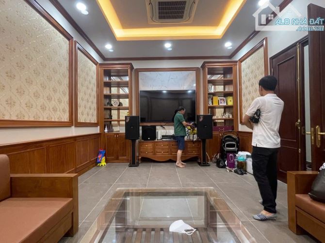 Giảng Võ - Biệt thự 122m  xây 7 tầng thang máy, MT 8m.