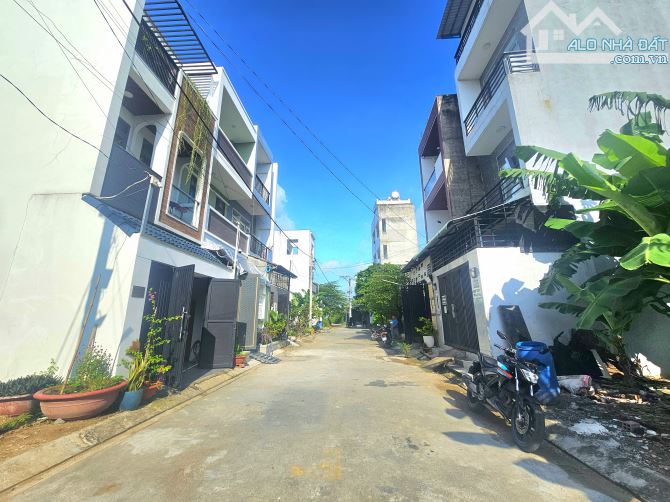 Bán Đất đường Bưng Ông Thoàn, Phú Hữu, Q9 - DT : 60.9m²( 4.1x14.85m). - Giá bán: 3 tỷ 750 - 1