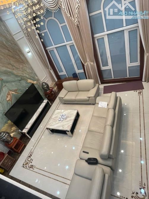 Giảng Võ - Biệt thự 122m  xây 7 tầng thang máy, MT 8m. - 2