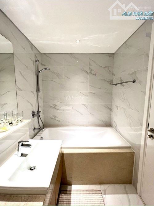Cần bán căn hộ Hùng Vương Plaza Quận 5.DT 120m2, 3PN. Giá 6.2 tỷ sổ hồng L9 - 8