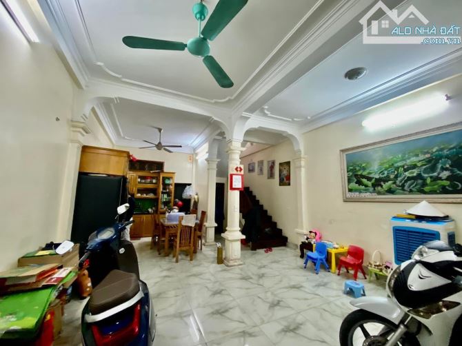 Bán nhà Hoàng Cầu, lô góc ô tô tránh, kinh doanh, 57m, 12.78 Tỷ - 1