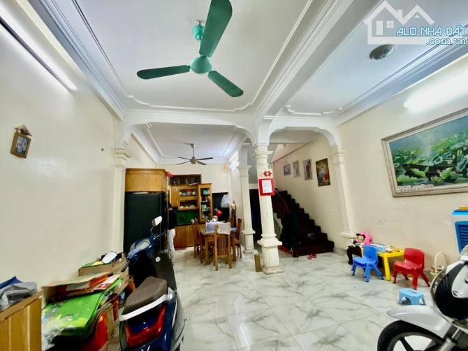 Bán nhà Hoàng Cầu, lô góc ô tô tránh, kinh doanh, 57m, 12.78 Tỷ - 2