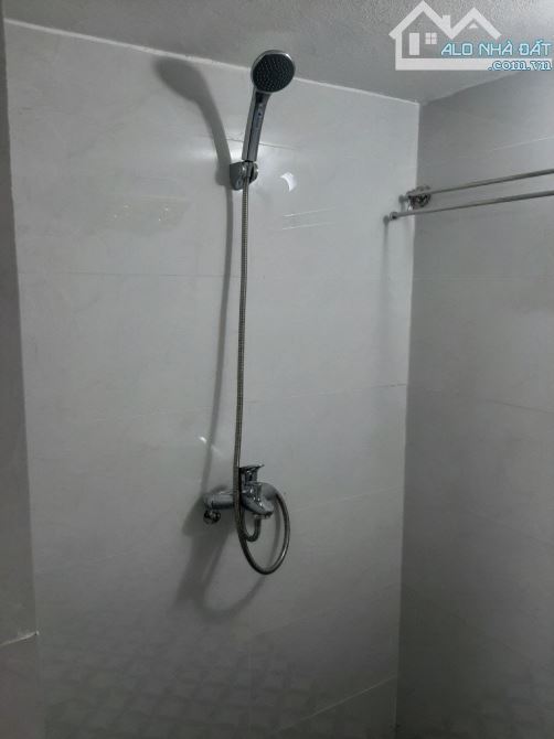 Cho thuê căn hộ tập thể tầng 5 phố Yên Lãng, Láng Hạ, 2 ngủ,1 WC, điện nước giá dân