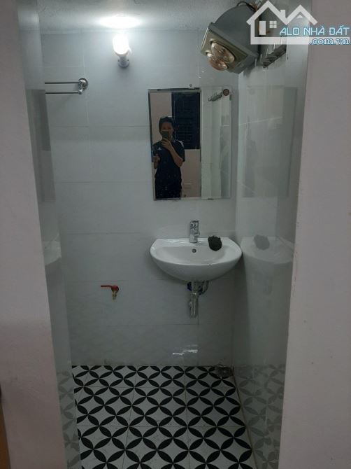 Cho thuê căn hộ tập thể tầng 5 phố Yên Lãng, Láng Hạ, 2 ngủ,1 WC, điện nước giá dân