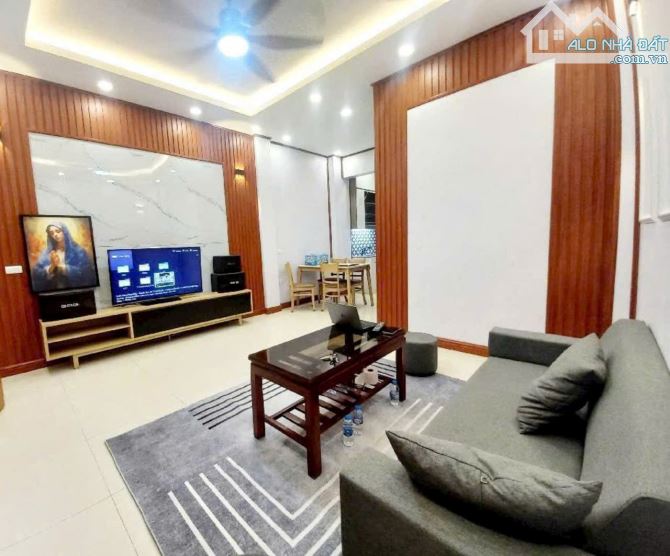 NHÀ ĐẸP Ở NGAY NGÕ 250 PHỐ TÂN MAI-NGÕ TO Ô TÔ CHẠY THÔNG NGUYỄN CHÍNH-DT 43m², 2.85 tỷ-