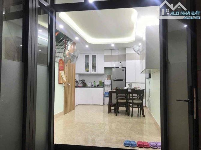 Bán nhà Đống Đa 30m2 giá 5tỷ chỉ 10m đến hồ Văn Chương,gần otô tránh