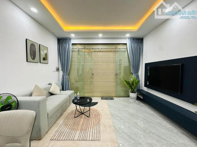 NGUYỄN TRÃI NGUYỄN CƯ TRINH Q.1 DT: 4.2M*8M- GIÁ 10 TỶ 3