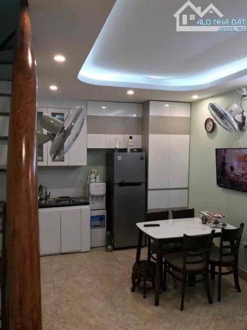 Bán nhà Đống Đa 30m2 giá 5tỷ chỉ 10m đến hồ Văn Chương,gần otô tránh - 1