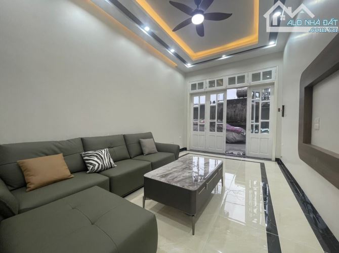 Bán Nhà Phố Trạm, Long Biên - 33m² - Giá 5.8 Tỷ - Nhà Dân Xây - Ô Tô - 1