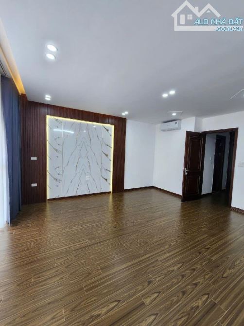 Bán nhà Vĩnh Hưng mới koong, lô góc xây độc lập, thang máy, dt 45m2 x 5 tầng, giá 9.45 tỷ