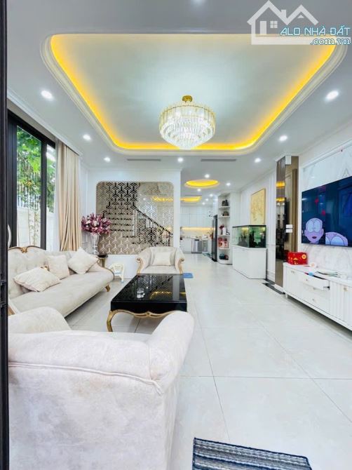 Bán nhà Việt Hưng Long Biên, 85m2, tháng máy vỉa hè, Ô tô, khu vực an sinh đẹp nhất Phường - 3